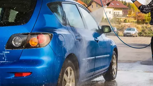Nettoyez votre voiture dans une station de lavage