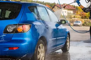 Nettoyez votre voiture dans une station de lavage